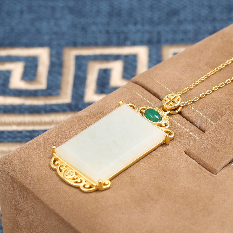 925银鎏金工艺女和田玉吊坠长方形无事牌时尚夸张点缀玉髓锁骨链