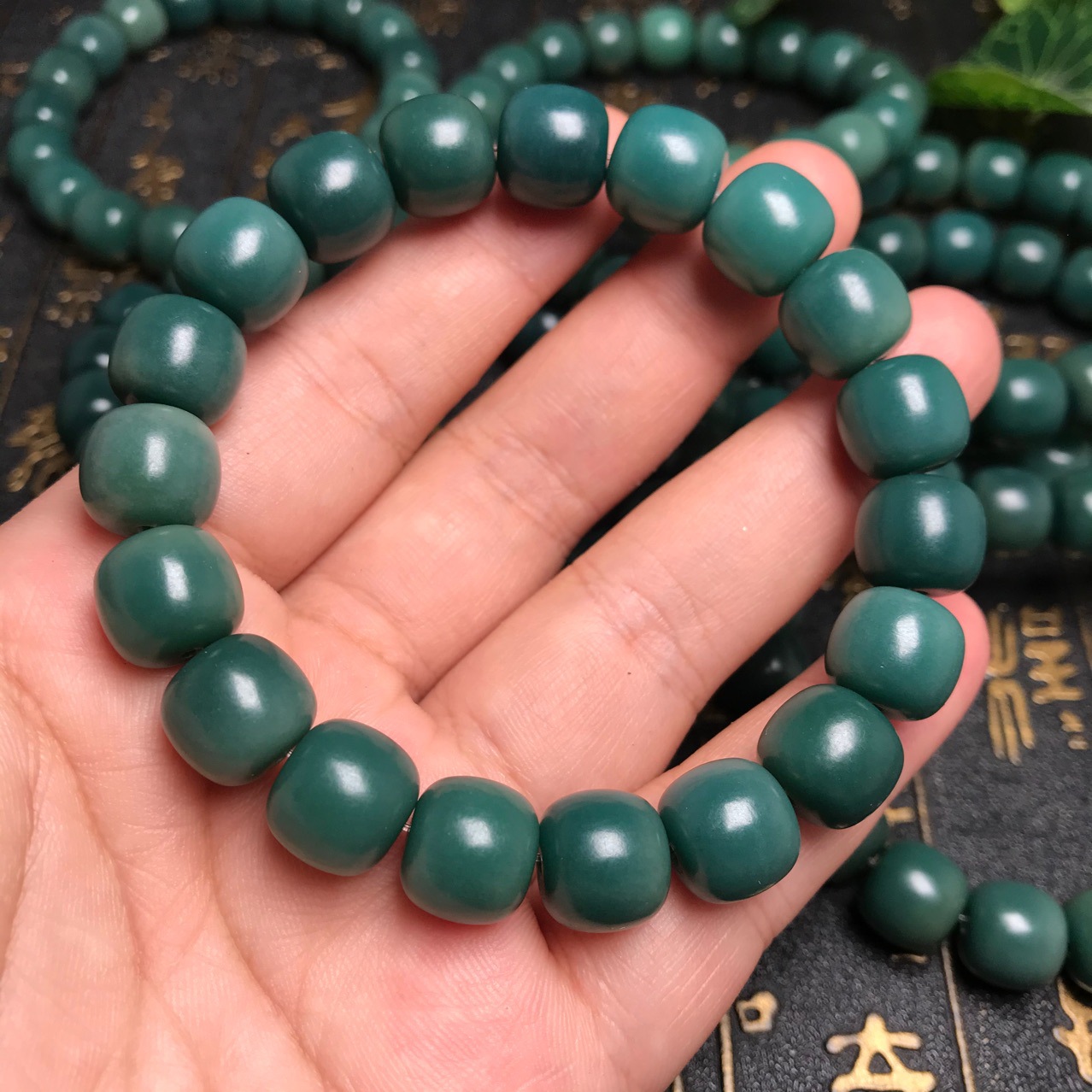 厂家直销绿幽灵翡翠绿阴皮菩提根老型桶手串直播供货