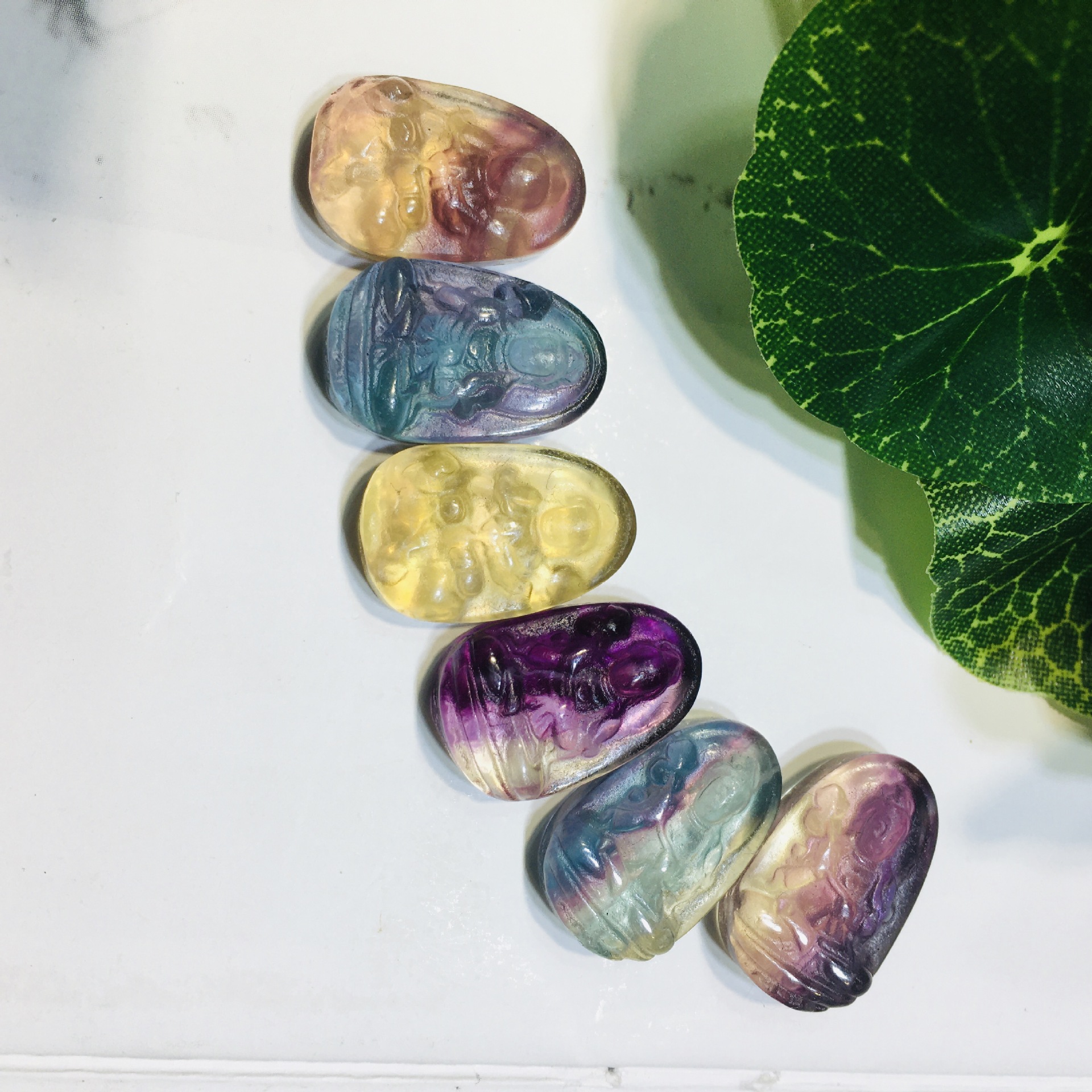 天然水晶玉石七彩萤石绿萤紫萤小雕刻件观音吊坠diy配饰直播供货