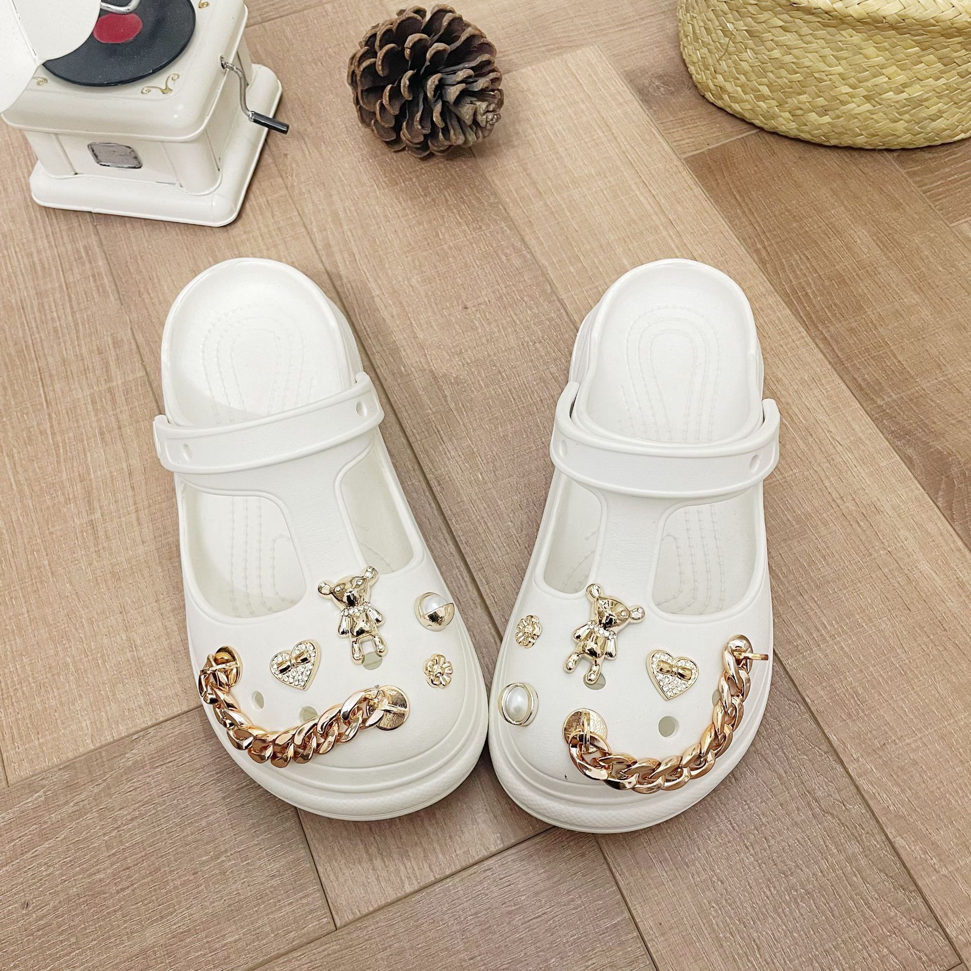 夏季外穿沙滩网红洞洞鞋女轻便半包跟凉鞋小熊款包头防水凉拖鞋