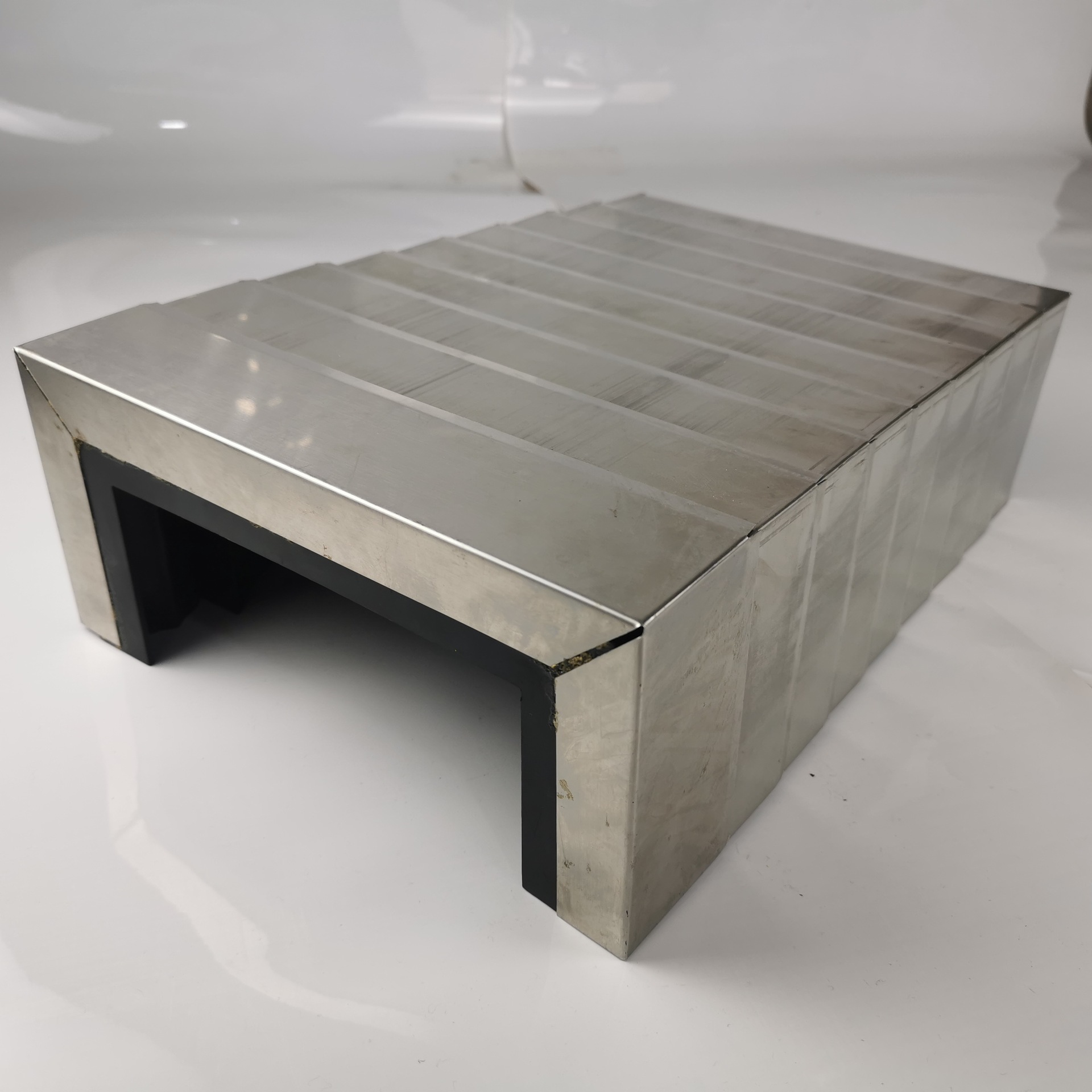 厂家供应钢板防护罩风琴导轨不锈钢伸缩保护罩耐高温盔甲式防护罩