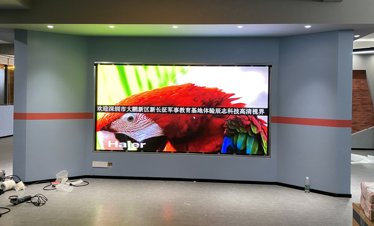 深圳光明led显示屏厂家辰志科技室内p2.0高清led电子屏色彩更柔和