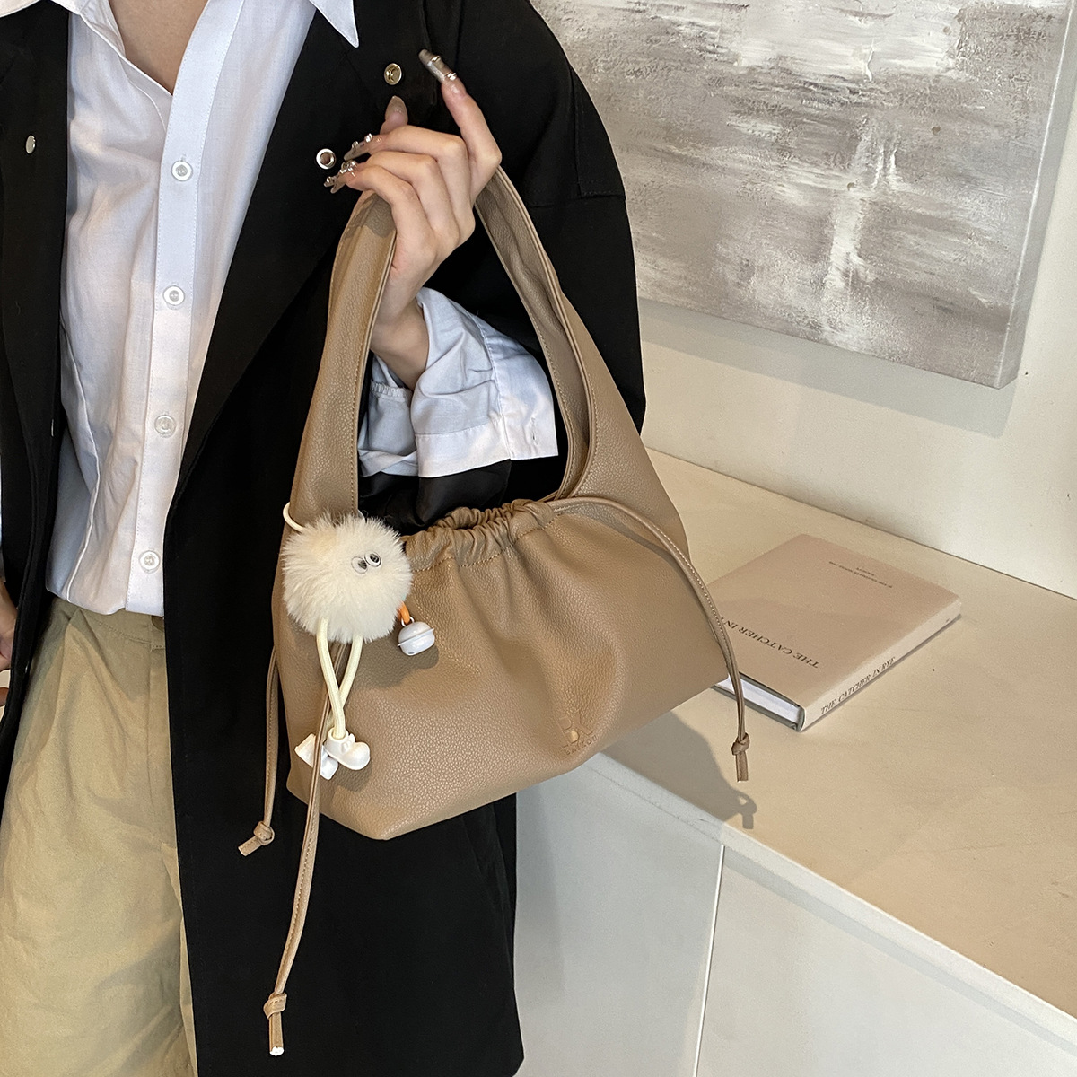 2024新款高级感复古包包女通软面手提包小众时尚百搭简约云朵提包