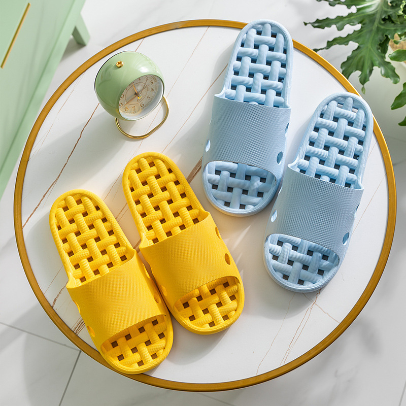 2023 New Indoor Hollow Leaking Slippers Home Fashion Soft Bottom Plastic Hotel Bathroom Couple Slippers