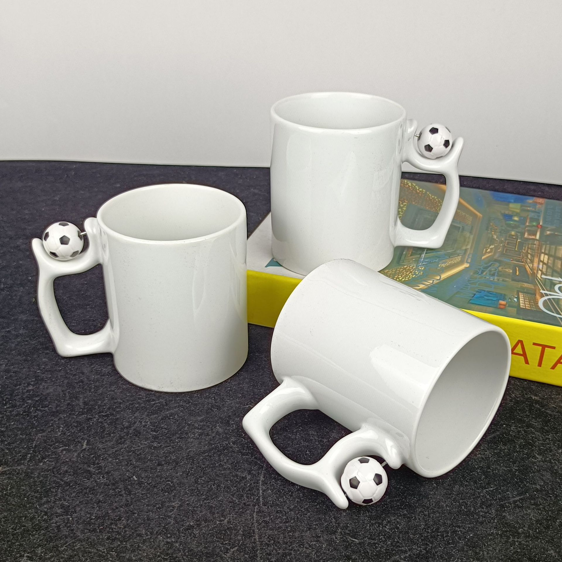 11oz热转印陶瓷杯 涂层杯把手带足球可转动 出口马克杯印照片logo