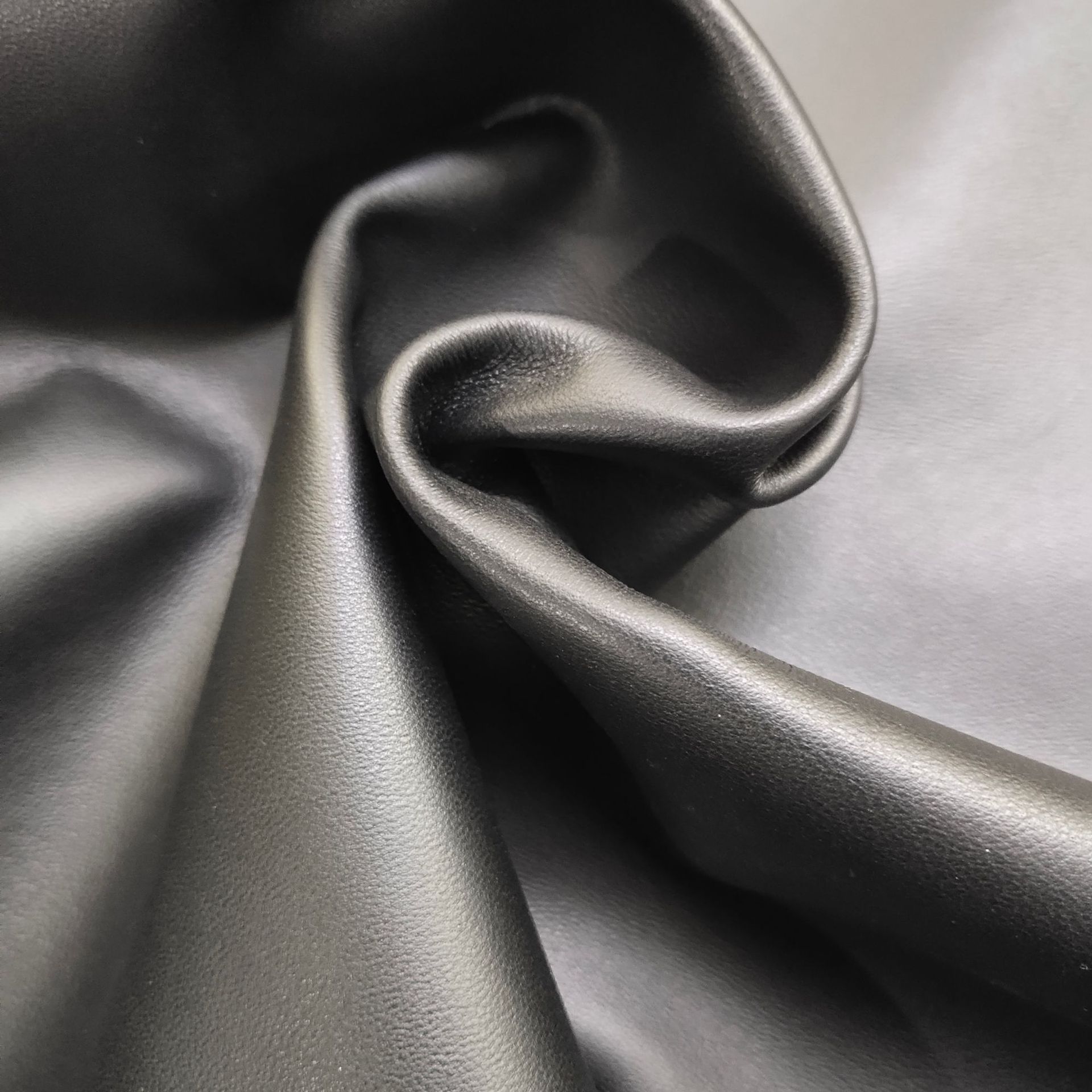 高档纯色服装羊皮现货黑色柔软服装绵羊皮面料