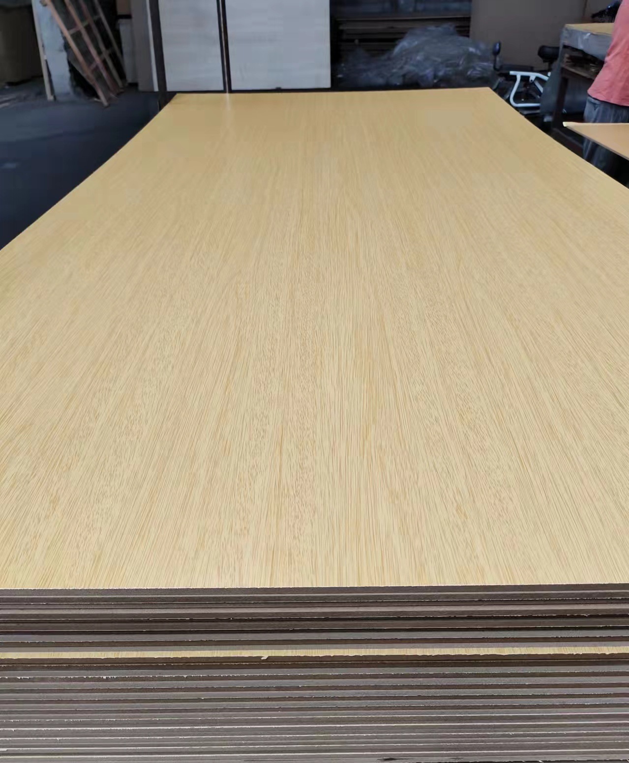 临沂绿州密度板中高纤维密度贴面板密度板批发2mm中纤板贴面