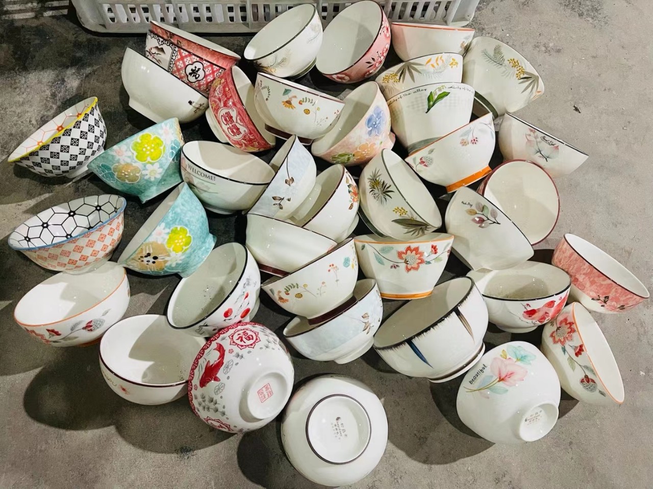 网红款陶瓷餐具碗地摊杂件批发厂家对接一手货源大碗套圈小碗夜市