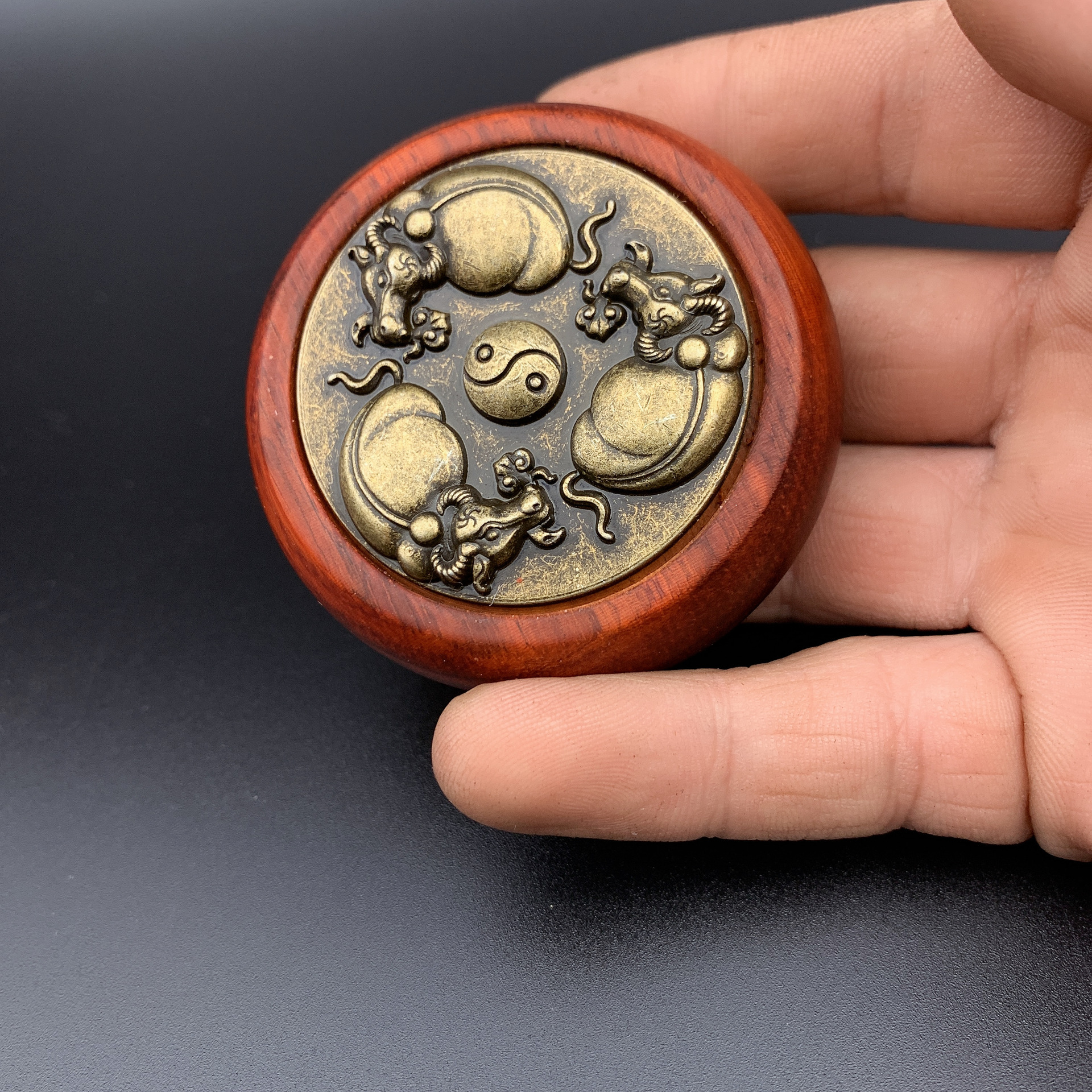 紫檀木扭转乾坤手把件双面牛转乾坤男士文玩把件工艺品批发-阿里巴巴