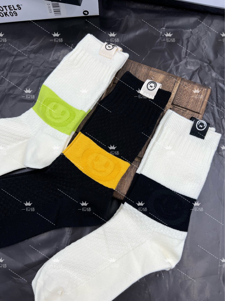 春夏新款欧货袜子女个性笑脸中筒袜时尚潮流运动袜网红款潮袜