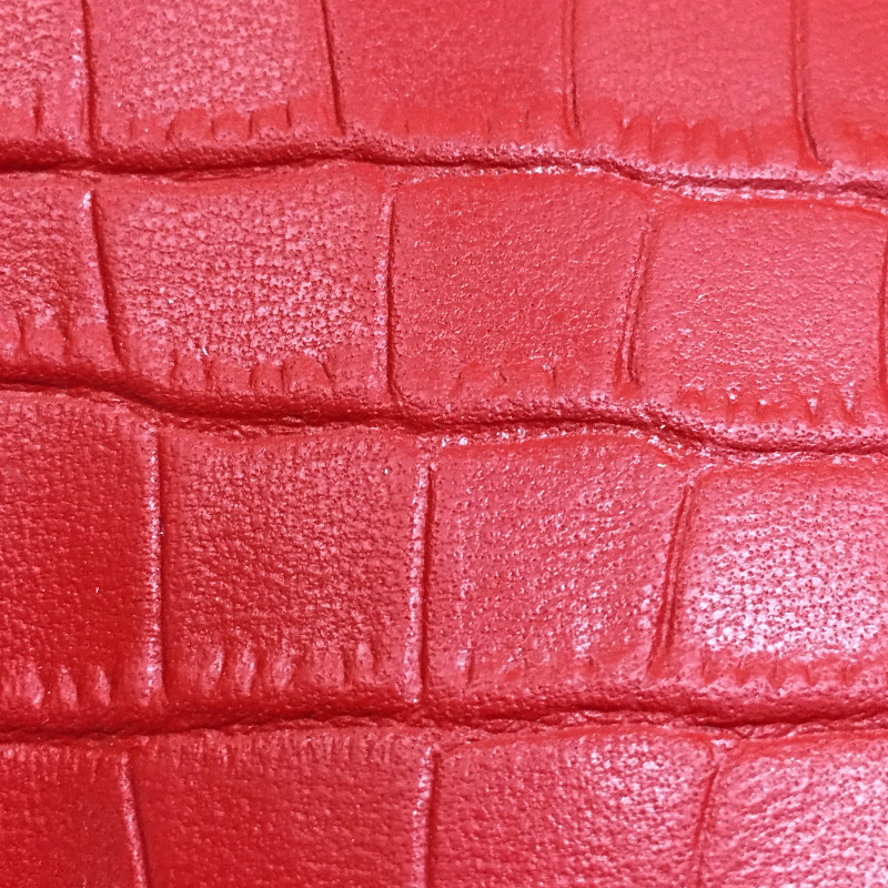 常规真皮有孔洞,生长纹,刀伤,烙印,颈纹为正常现象,开料较大,有特殊