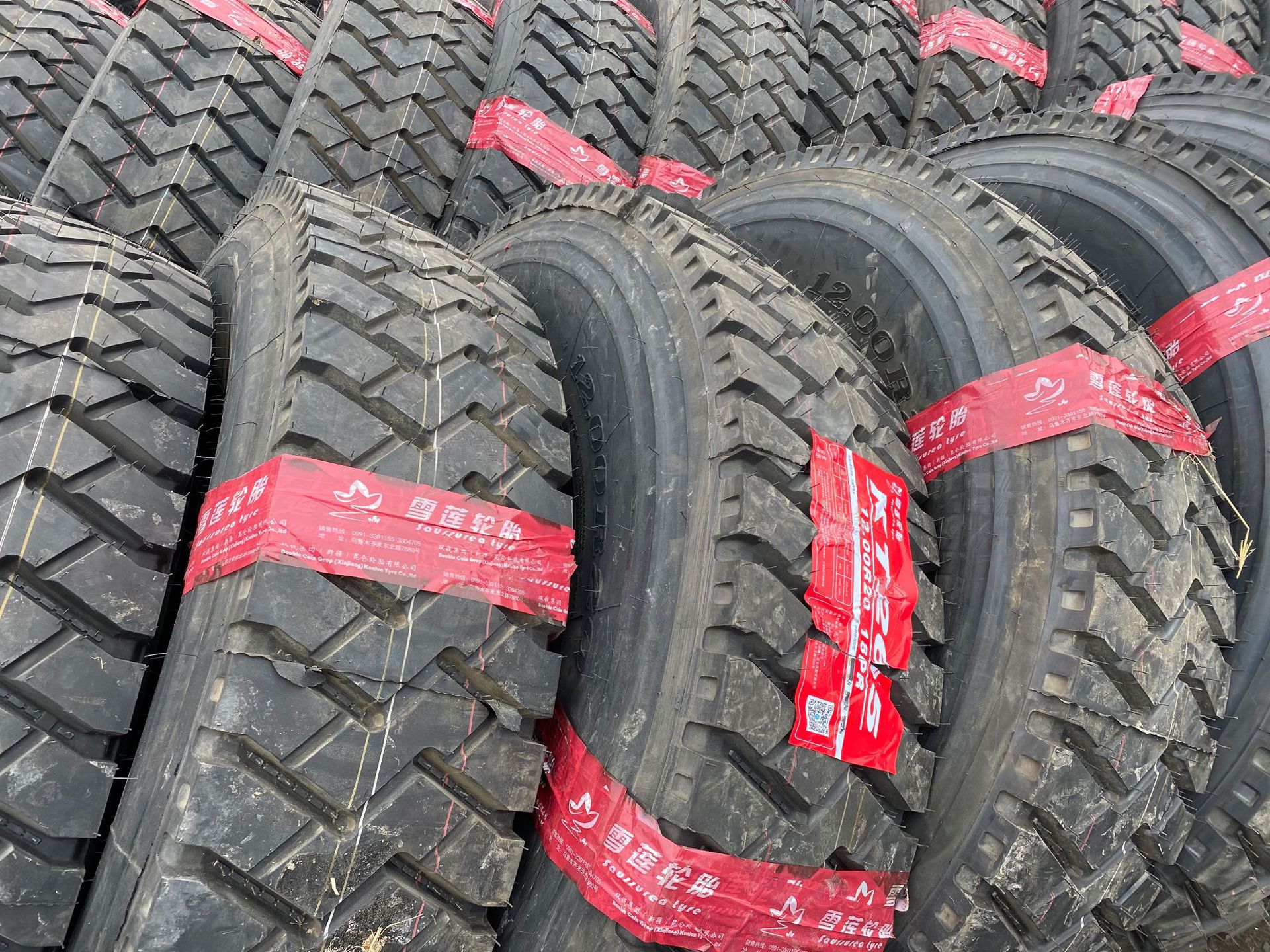 沙驼217四块 1200r20重载百吨王轮胎 沙驼雪莲轮胎 安驰 路鳌轮胎