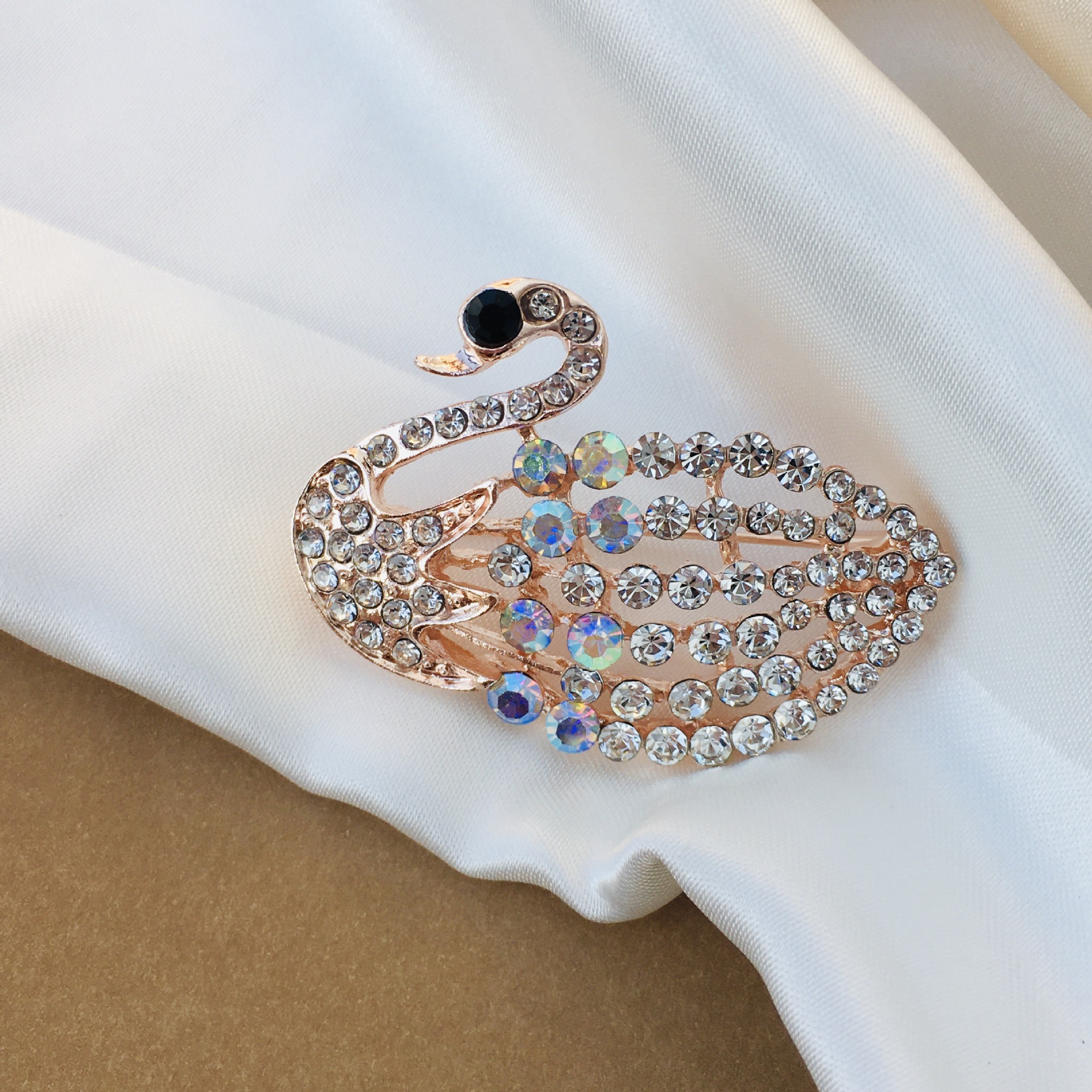 High-End Full Diamond Light Luxury Temperament Brooch High-Grade Exquisite Swan Leaves Cute Japanese Style Female Cardigan Pin Ornament