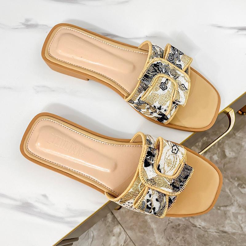 2024年夏季平底拖鞋女外穿时尚防滑软底网红懒人沙滩一字女拖鞋子