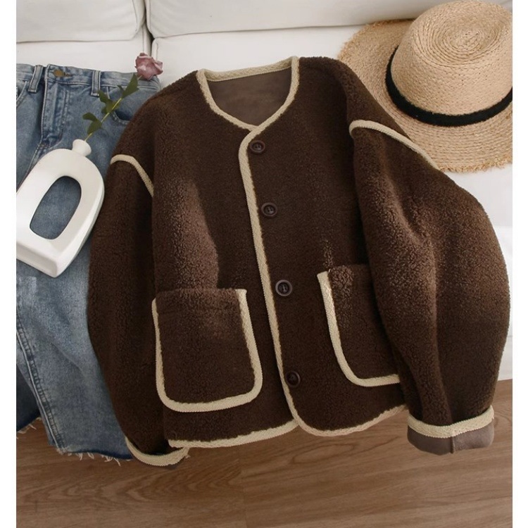 咖啡色短款羊羔毛外套女2024冬装新款今年流行圆领单排扣毛绒上衣