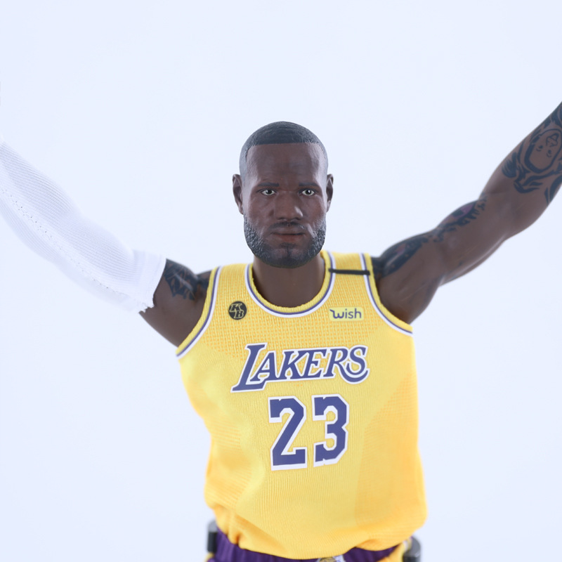 1篮球明星篮球运动员小皇帝詹姆斯出场抛镁粉限定版冠军杯手办