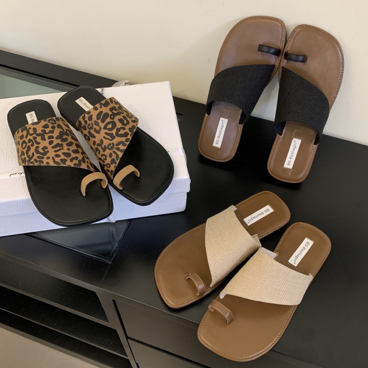 韩国chic小众一字套趾拖鞋女外穿2024年夏季新款白色平底罗马凉鞋