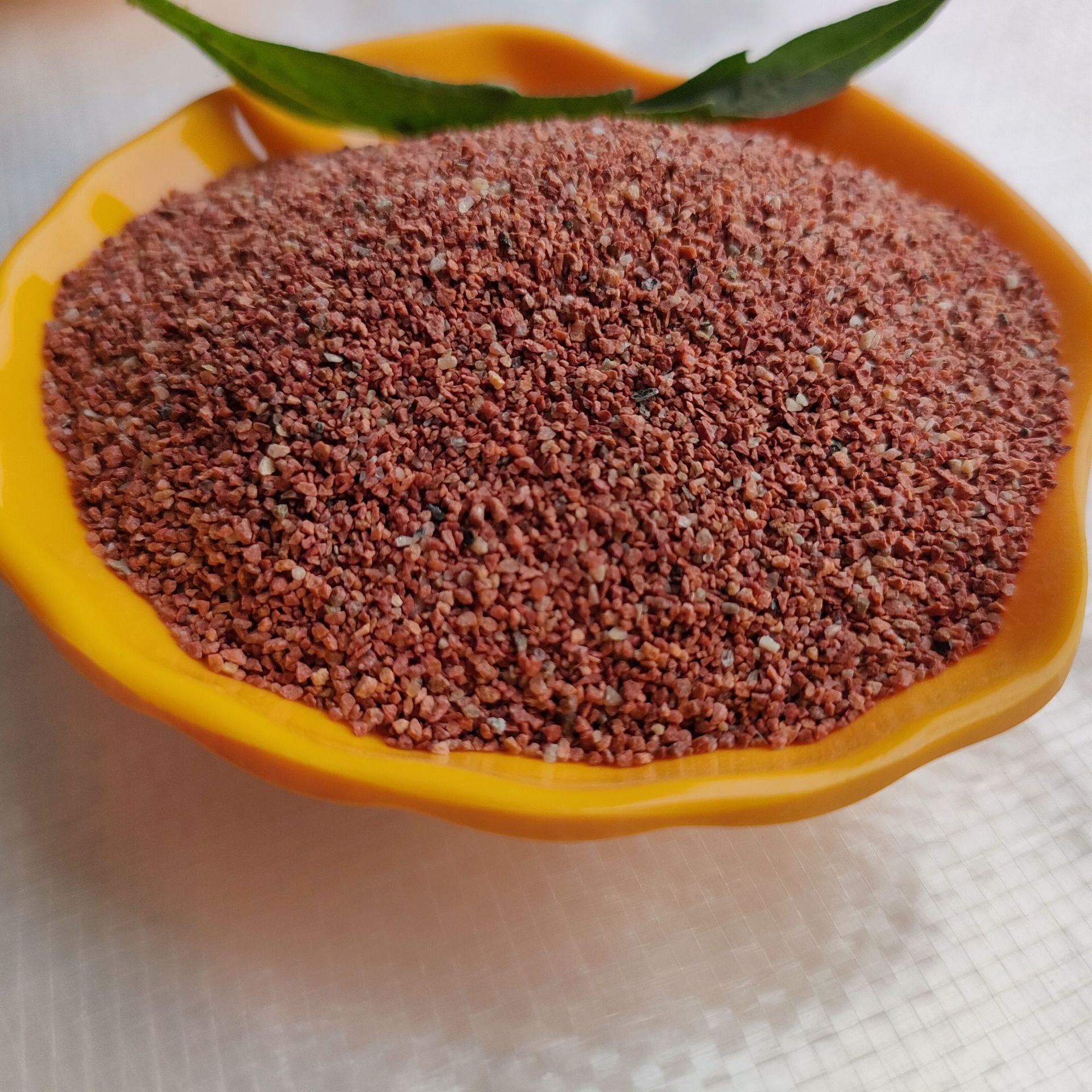 现货供应樱桃红砂子 真石漆用砂 建筑外墙水磨石骨料彩砂