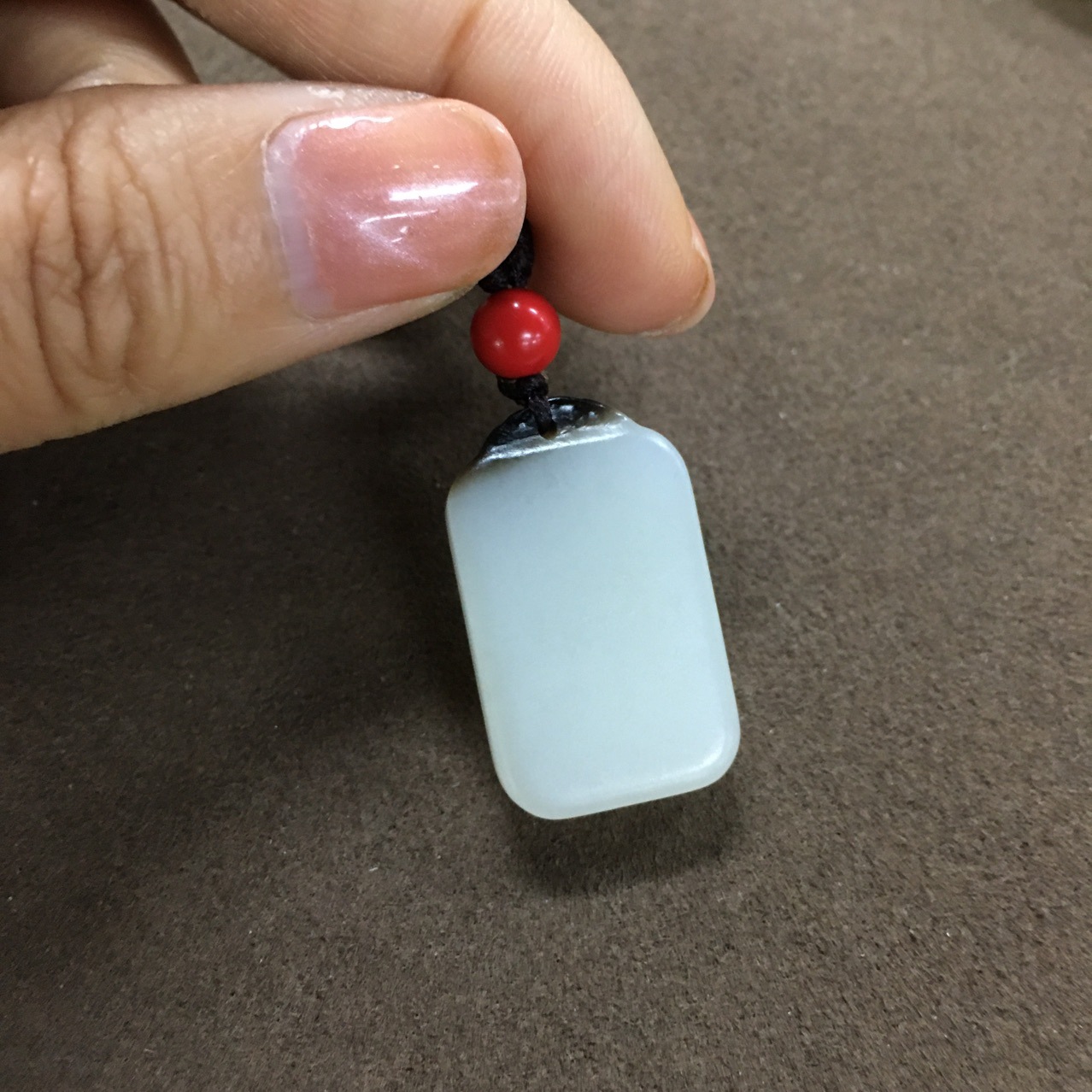 新疆和田玉特色黑糖款羊脂玉平安无事牌精巧可爱带证书终生保真