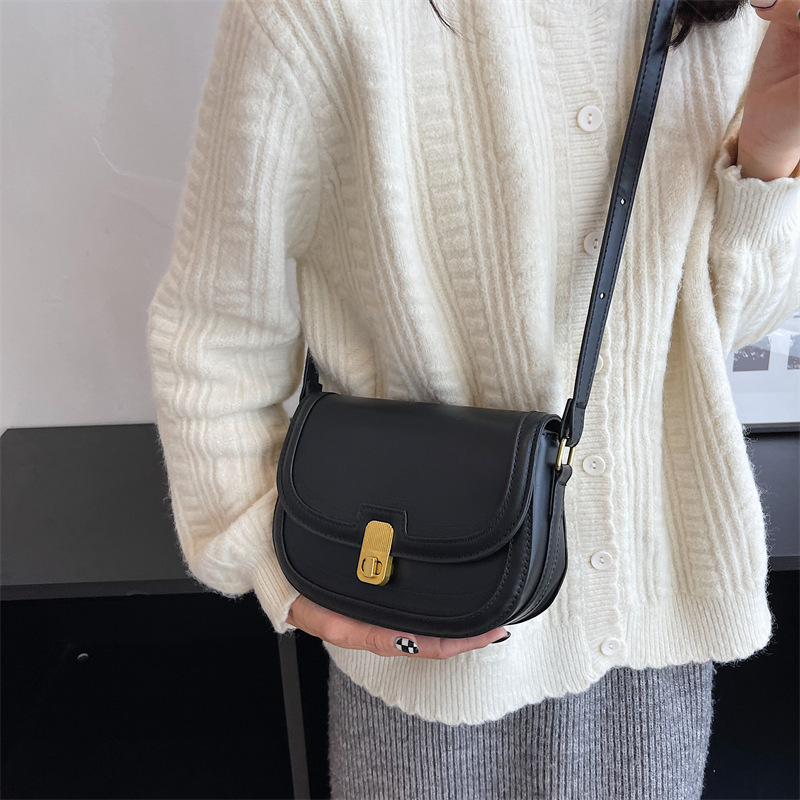 French Style Retro Minority Advanced Texture 2022 New Contrast Color and Versatile Shoulder Crossbody Saddle Bag Western Style Twist Lock Bag