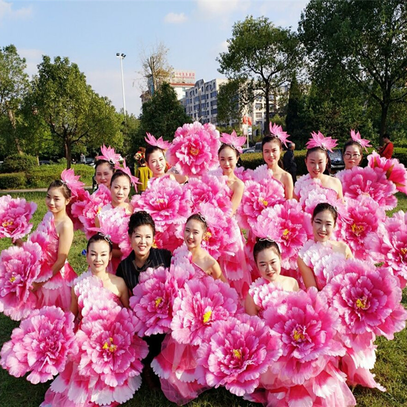 运动会红花手拿台跳舞花表演牡丹花伞广场舞演出手花朵成人