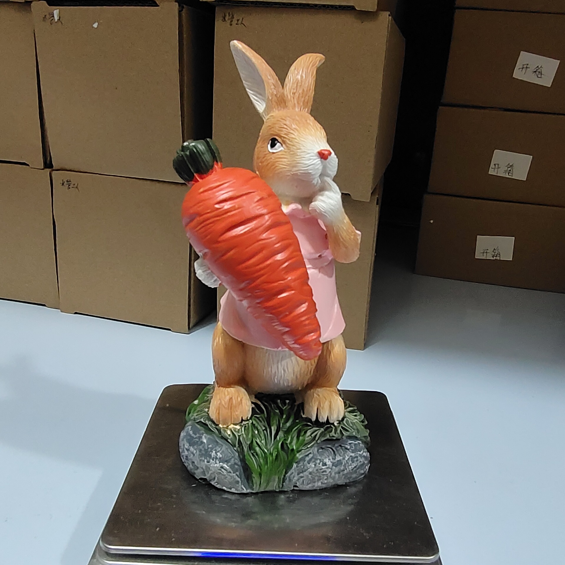 复活节树脂工艺品兔子抱胡萝卜 兔子抱彩蛋小雕像桌面摆件装饰品