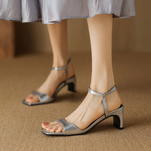脱俗不庸俗~2024夏季新款5.5cm粗跟简约一字带气质银色凉鞋女大码