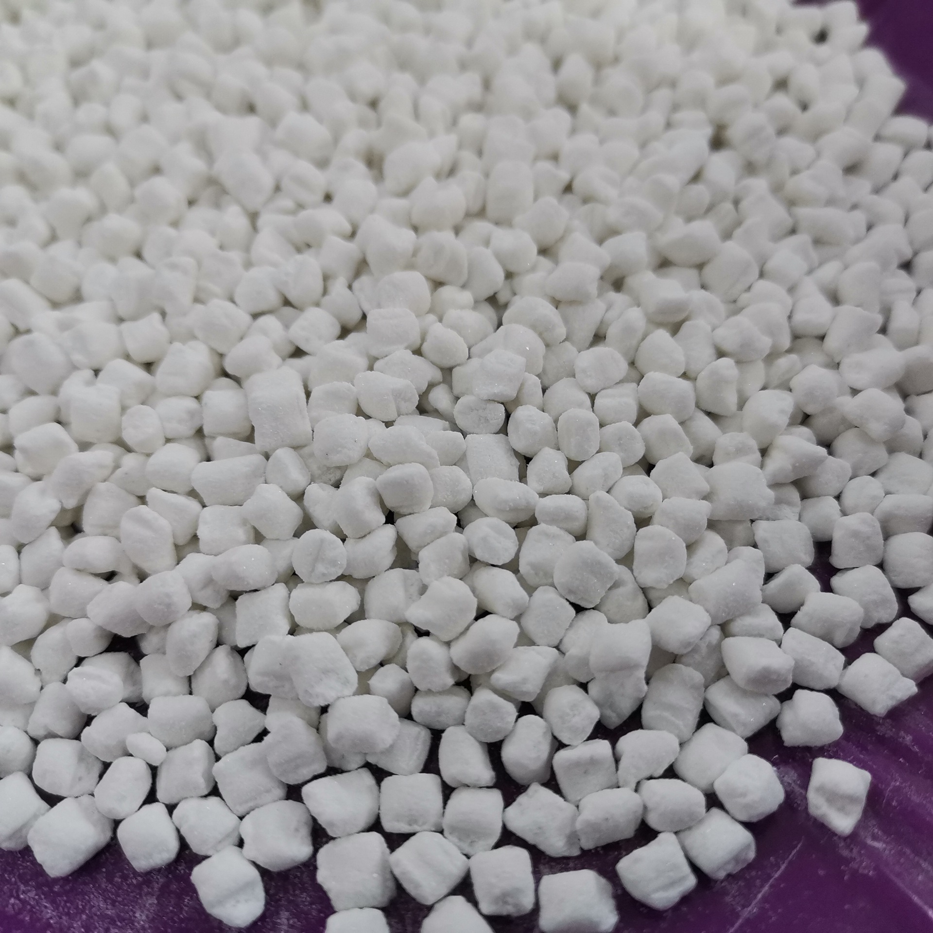 广西贺州直供日用品外壳注塑填充 pp填充垃圾桶注塑 填充聚丙母料