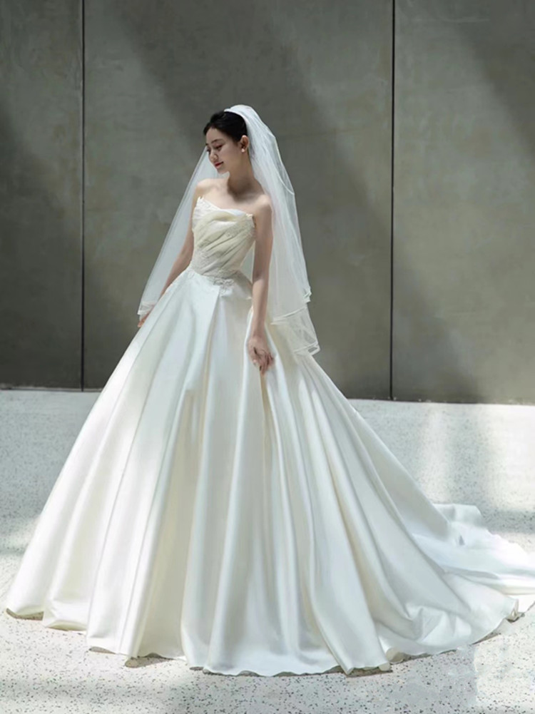 2022秋冬新款缎面小拖尾婚纱轻婚纱抹胸蕾丝高级感小个子户外旅拍