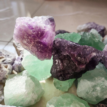 定制萤石原矿石水晶绿色萤石  香薰石颗粒 工艺品装饰大小萤石