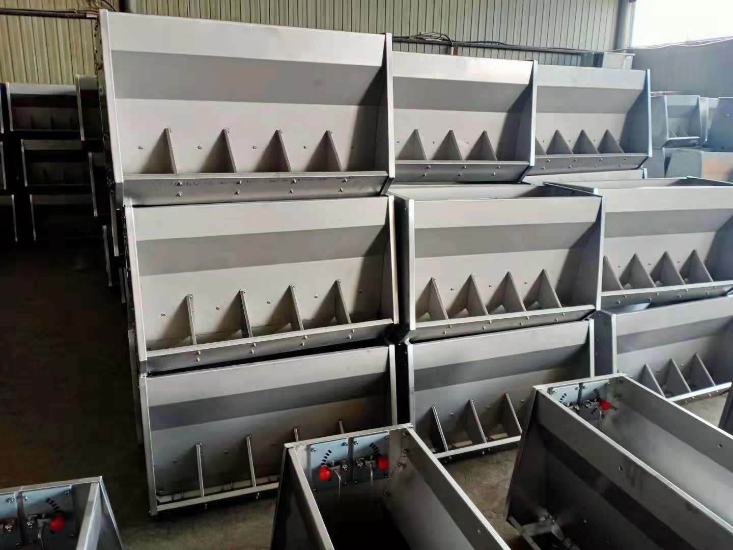 猪用不锈钢料槽母猪用育肥食槽单双面自动下料自由采食槽