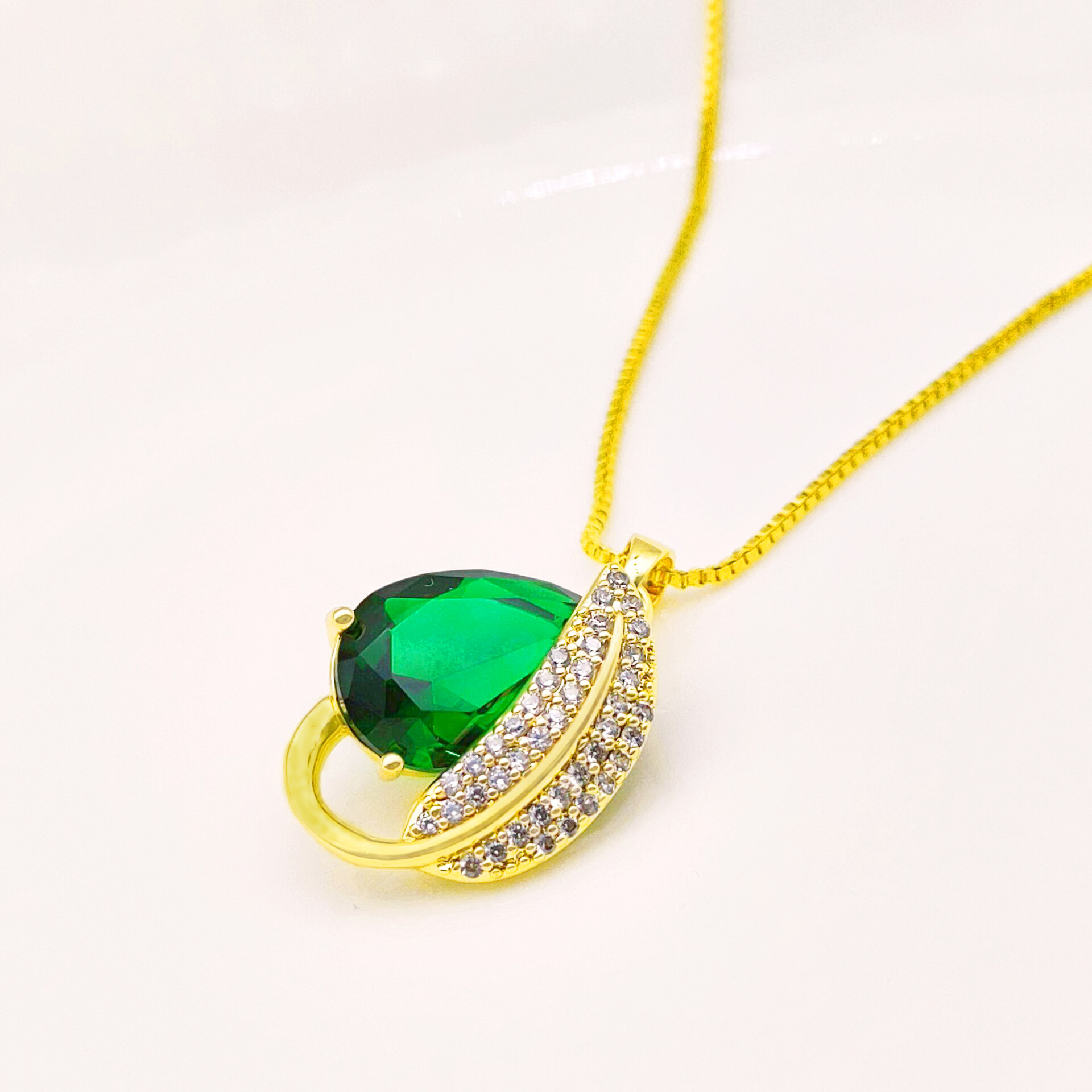 新款女款祖母水滴绿宝石镶嵌锆石优雅精致铜镀金项坠现货批发