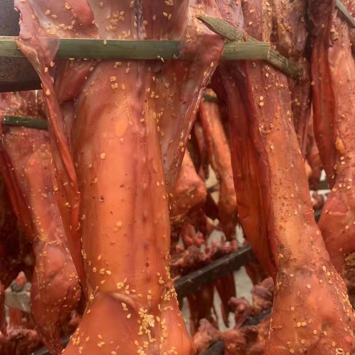 烟熏兔子麻辣兔五香兔 腌腊肉腊货批发 四川成都跑江湖地摊货源