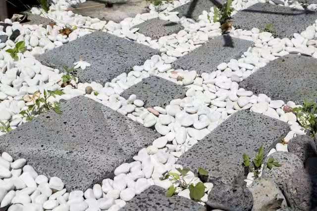 白色鹅卵石造景园林铺路鱼缸水池垫底雨花石子