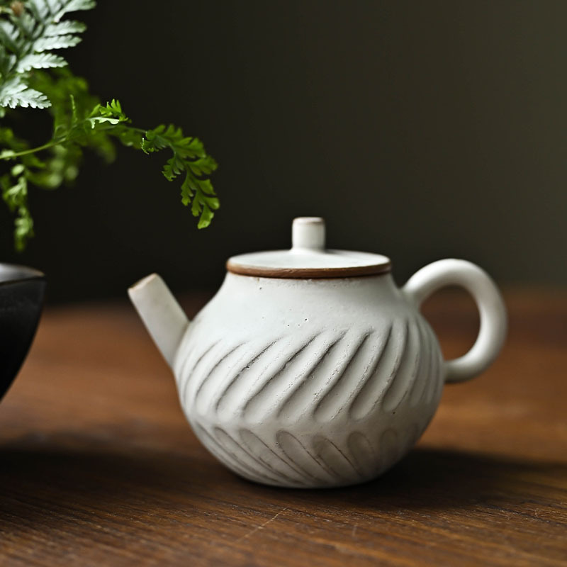 景德镇手拉坯粉引开片釉紫砂陶泥跳刀雕刻球孔壶青年陶艺师手作壶