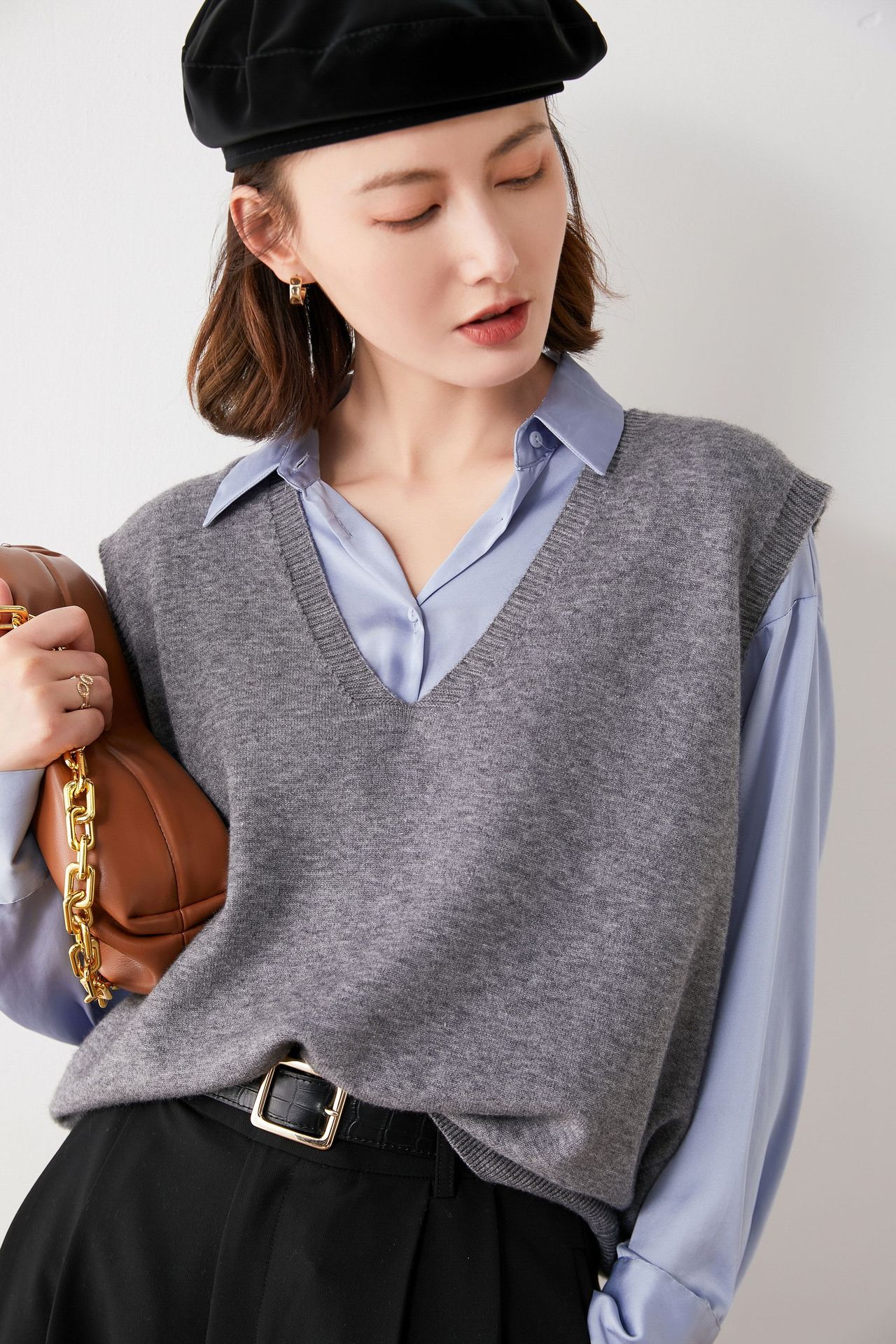 莫代尔羊毛混纺2022春季新款女士宽松v字领纯色短款针织马甲背心