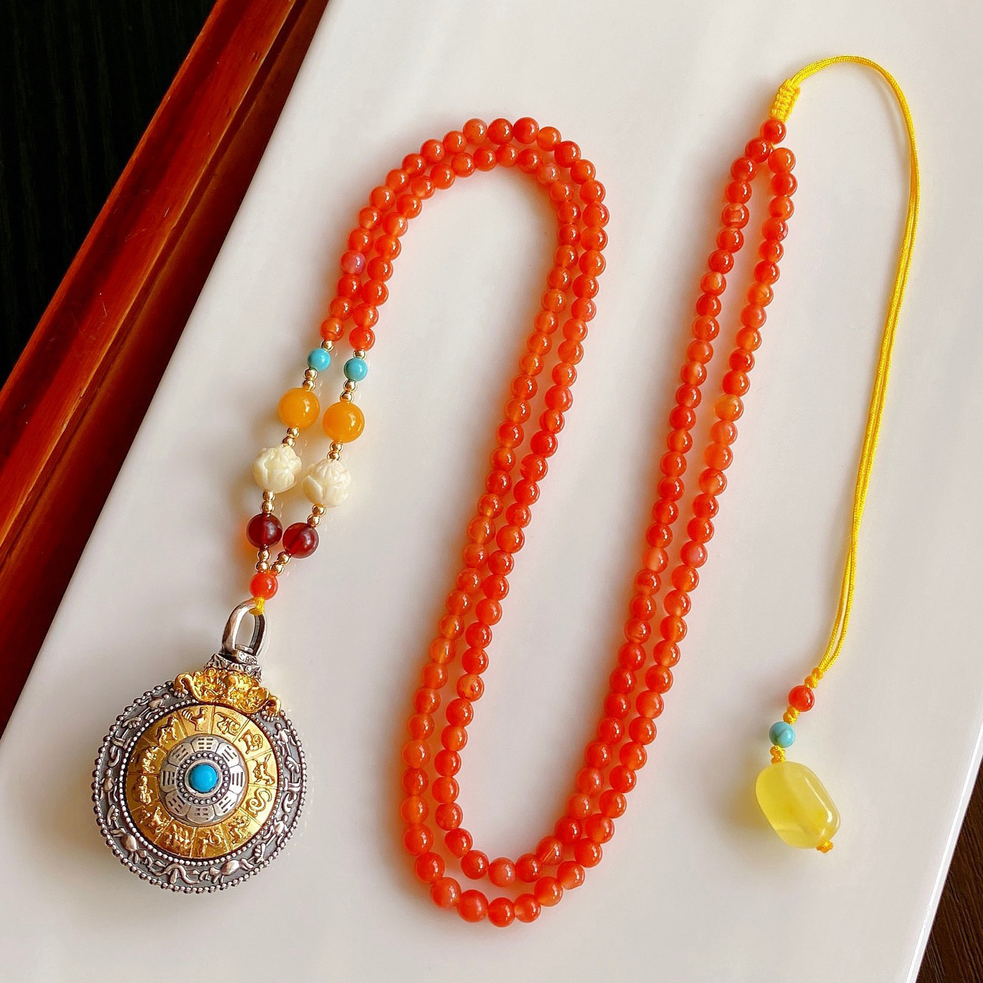 九宫八卦牌西藏925手工银双面雕刻双面镶嵌九宫八卦牌南红珠项链