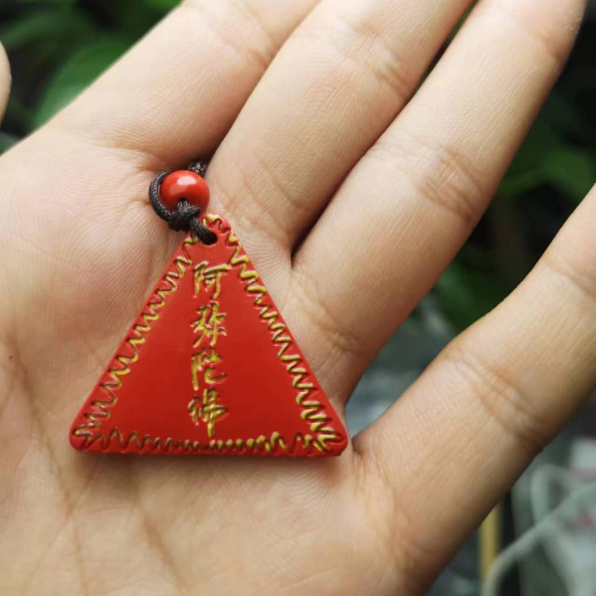 精品朱砂彩绘红砂阿弥陀佛三角平安吊坠男女同款网红礼品批发