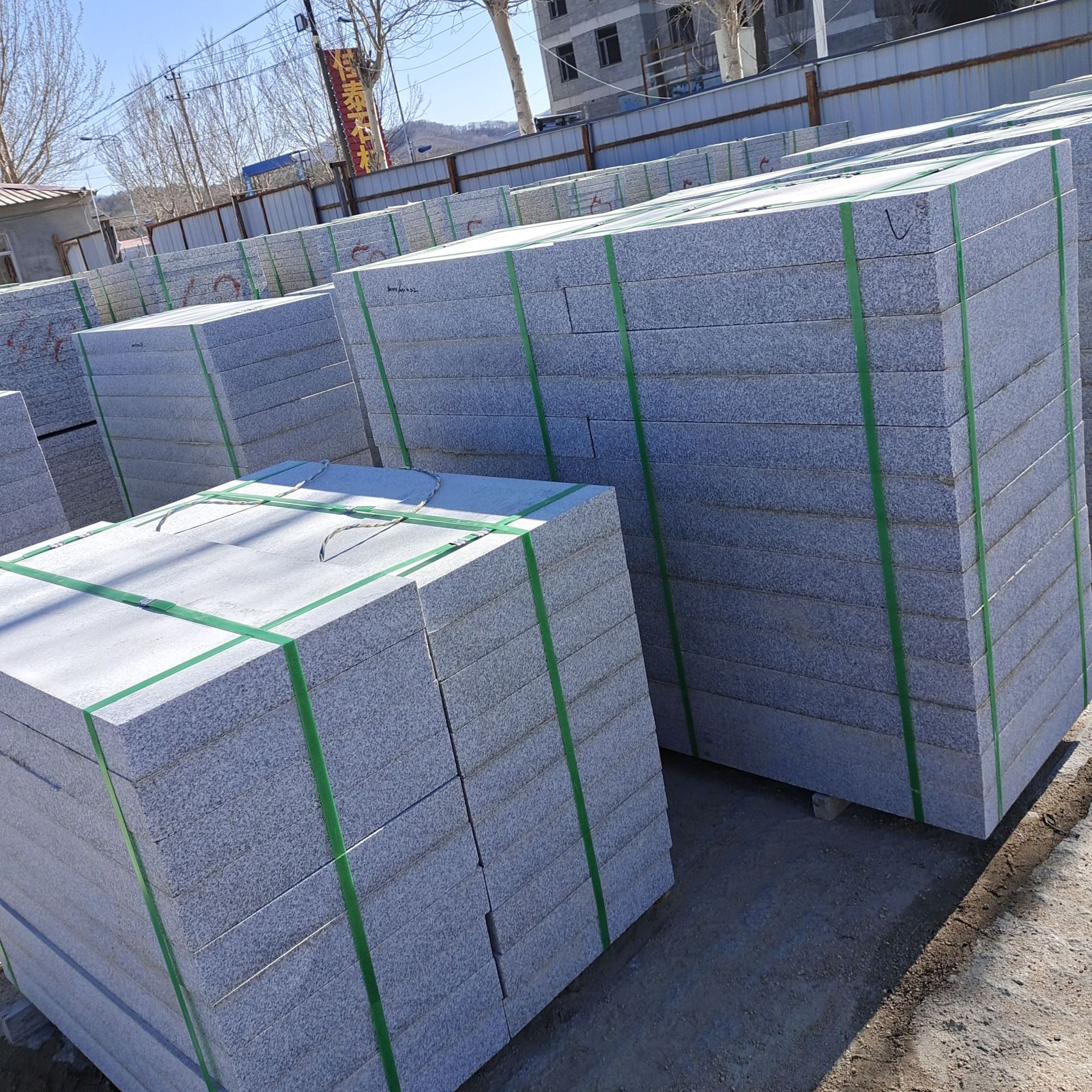 批发吉林白花岗岩火烧面荔枝面花岗岩地砖地铺石料市政广场用