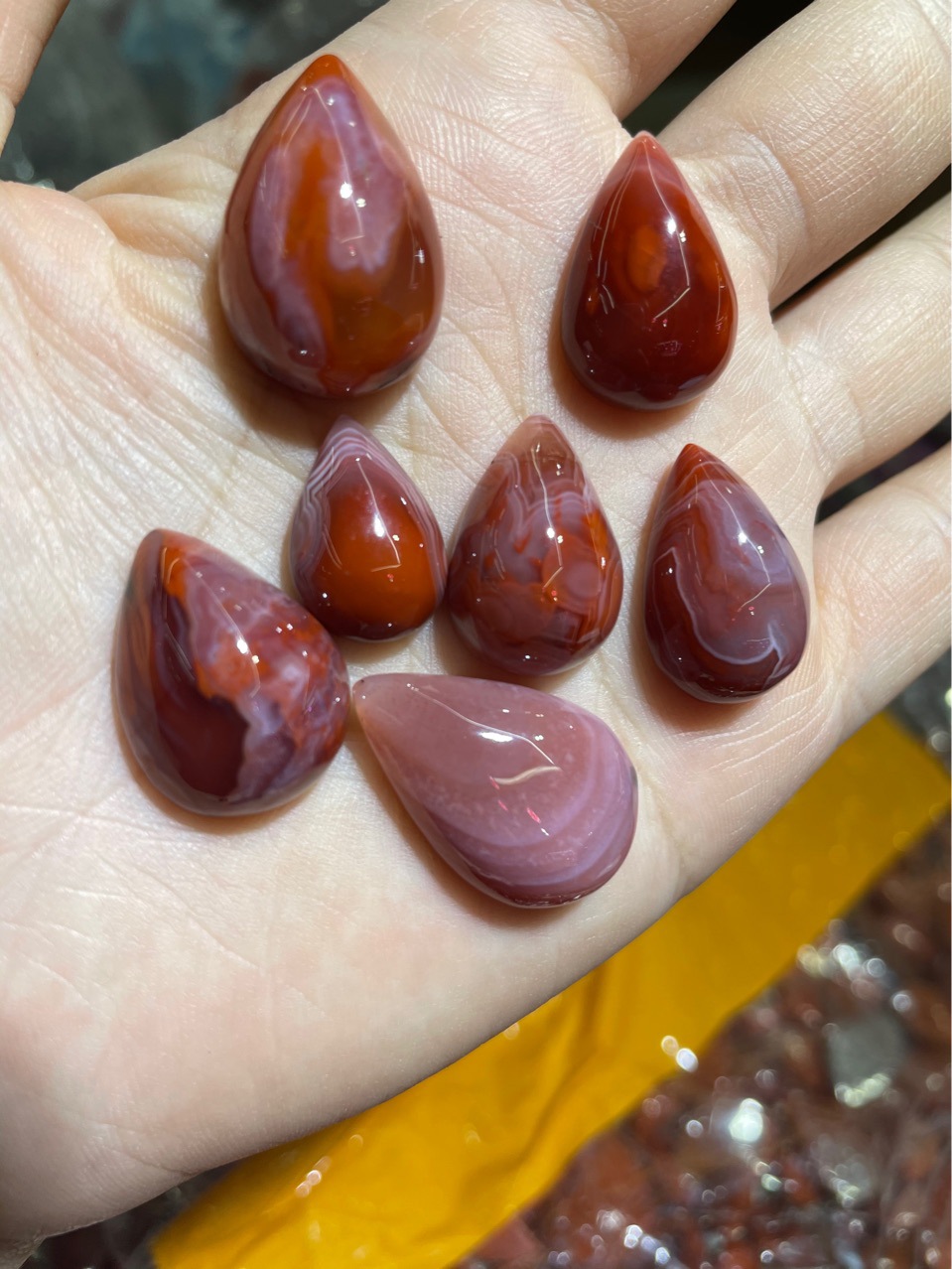 商品描述流行元素水滴颜色南红缠丝吊坠,南红杮黄吊坠,南红飘花红吊坠