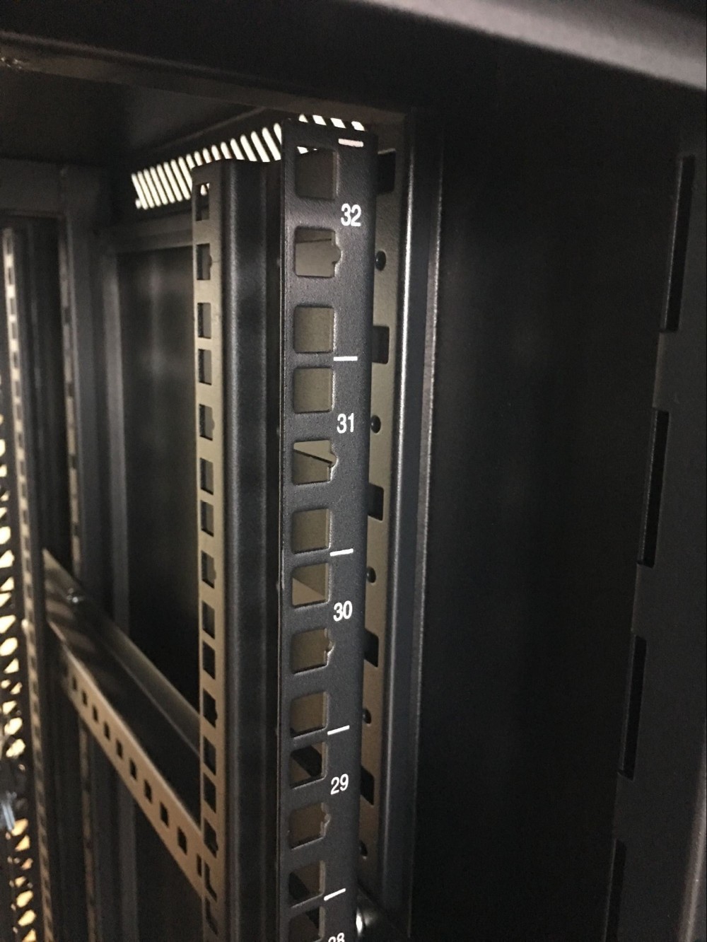 19寸标准网络机柜 1米6高玻璃门立式机柜 32u服务器机柜