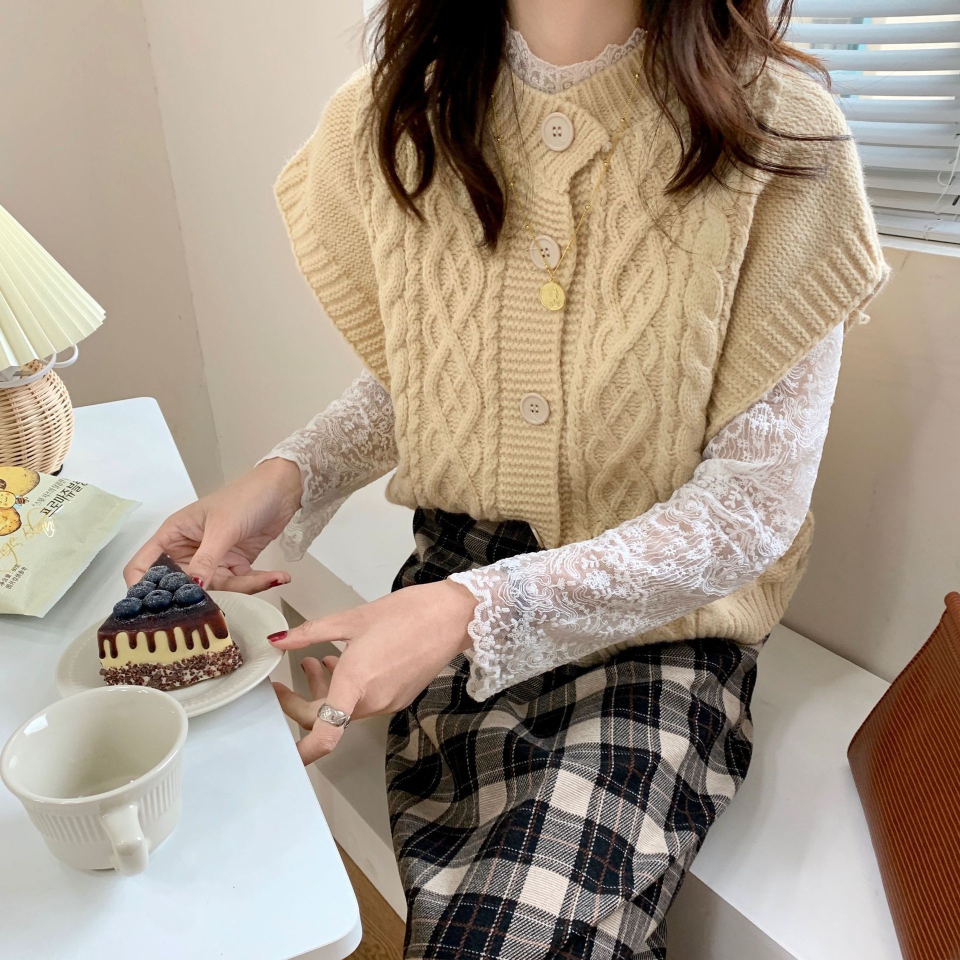 毛衣女春秋2021年新款麻花针织马甲秋季外搭宽松洋气纯色时尚外套