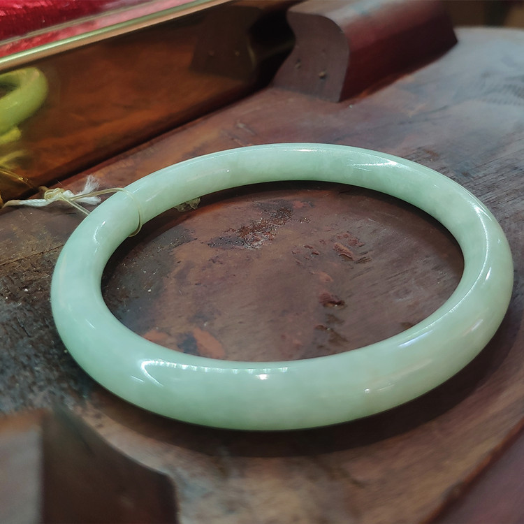 圆条边翡翠手镯a货豆青种淡绿 52mm 玉手环