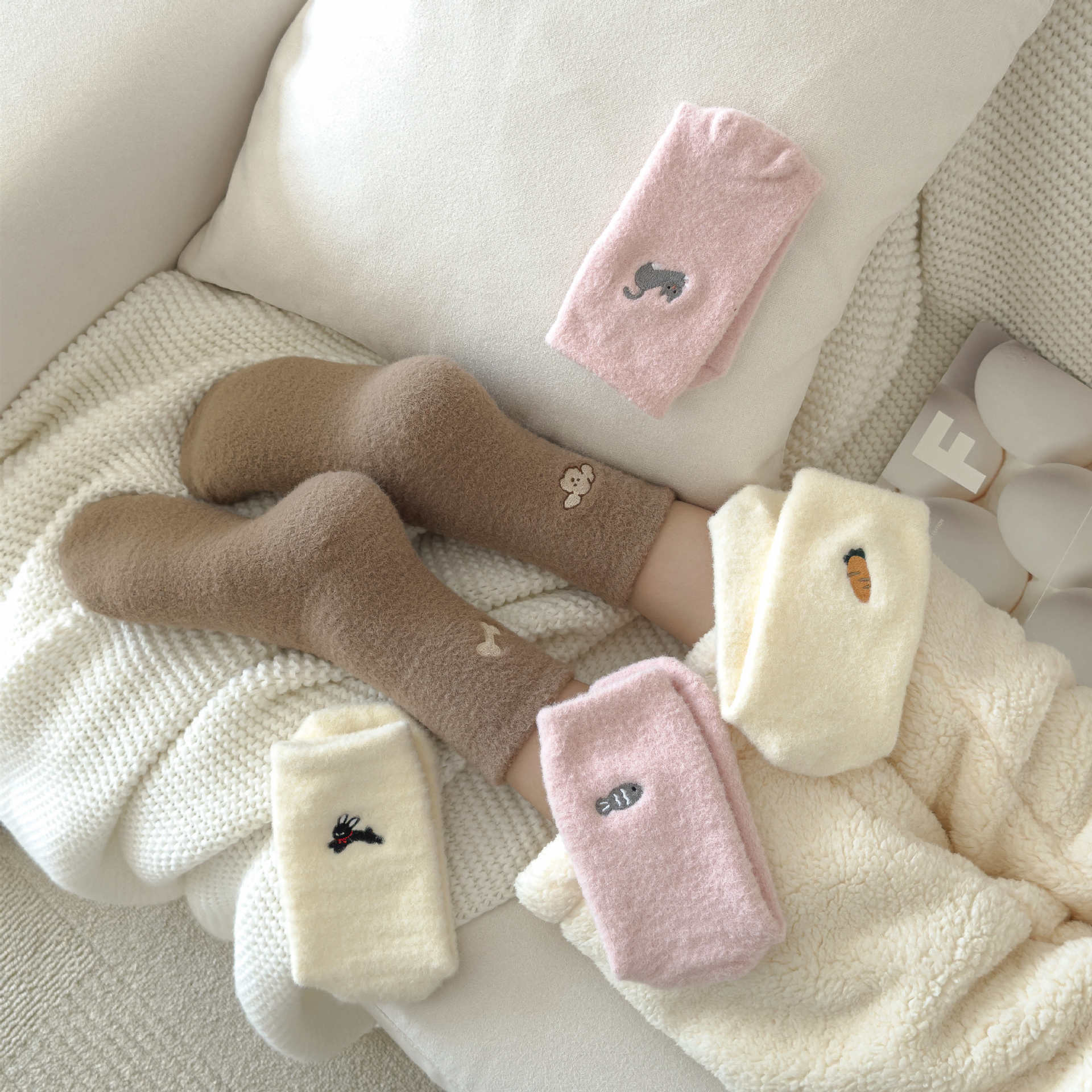 猫吃鱼左右脚ab袜子女澳绒女中筒袜加绒保暖月子袜ins卡通女袜潮