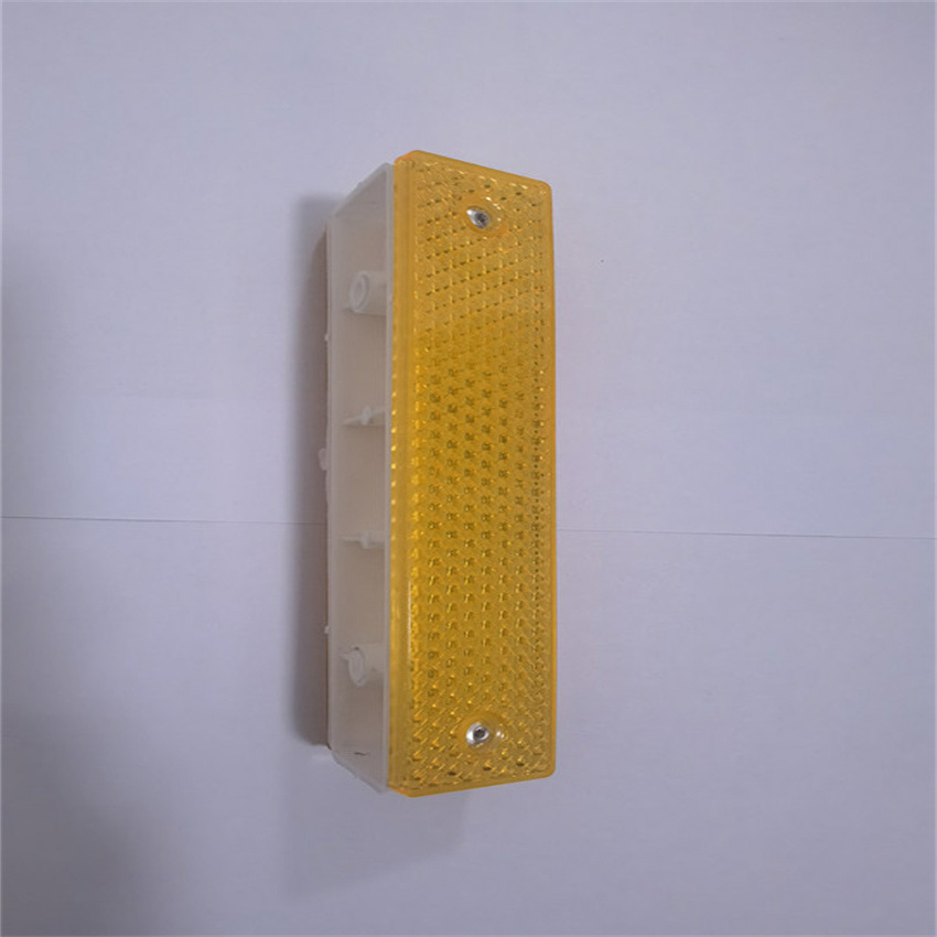 市政护栏反光标用于城市护栏夜间反光,起到警示做用,外形尺寸1,10*35