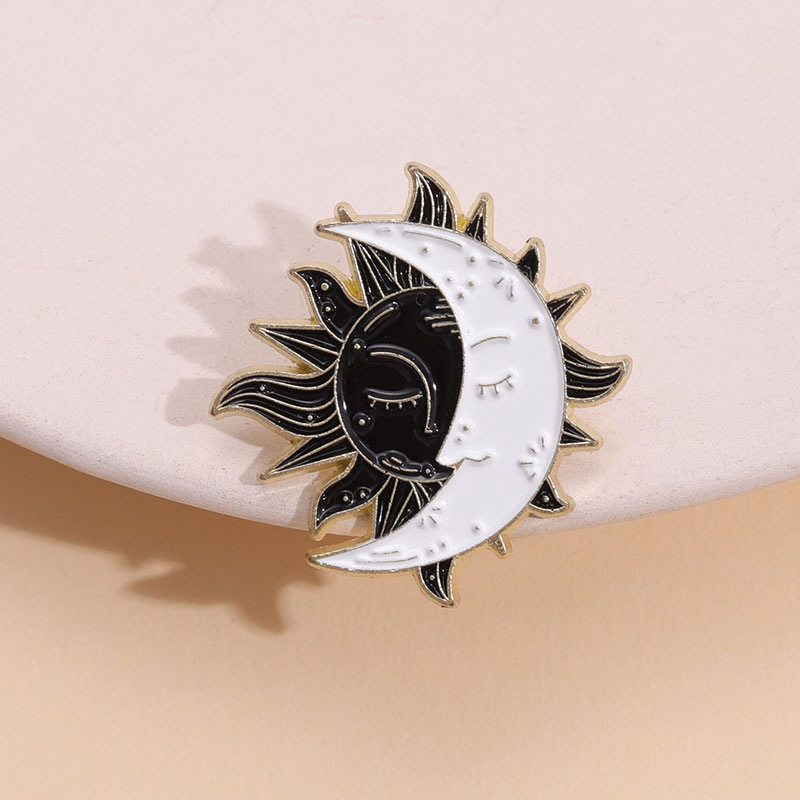 Black and White Lovers Brooch Moon and Sun Golden M Badge Clothing Remarks Bag Clasp Collar Pin