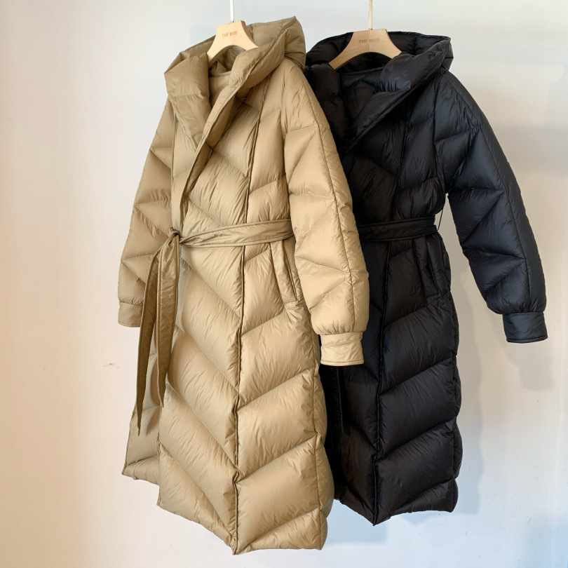 90白鹅绒 700 蓬松度立体裁剪绗缝设计磁吸长款连帽羽绒服-阿里巴巴