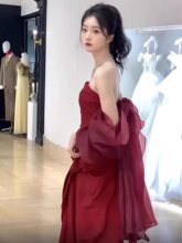 小众轻婚纱晨袍新娘敬酒服酒红色抹胸高级感订婚连衣裙结婚晚礼服