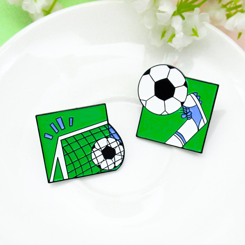时尚设计一脚帅气进球 卡通踢足球创意合金胸针 潮流组合徽章饰品