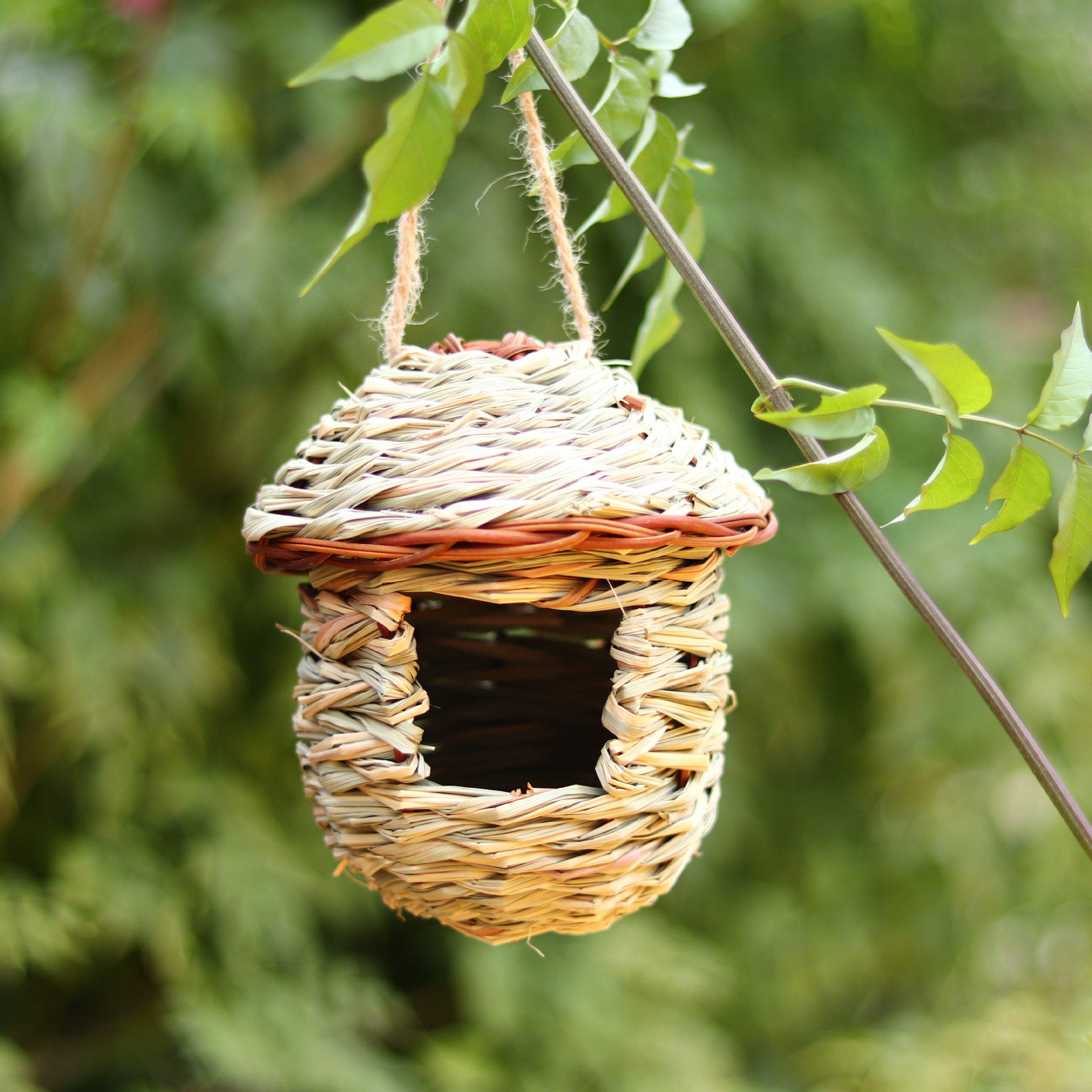 跨境货源爆款现货批发草编鸟窝手工编织户外鸟巢鸟屋园林装饰鸟笼